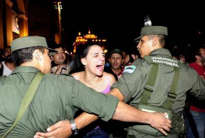 La noche de las cacerolas acab� en represi�n