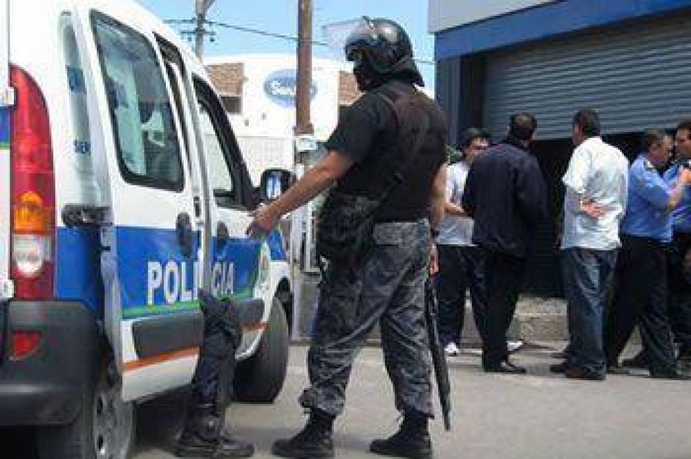 LOS POLIC�AS DE CHUBUT NO ACEPTARON PROPUESTA SALARIAL DEL GOBIERNO Y COMIENZAN HOY UN PARO