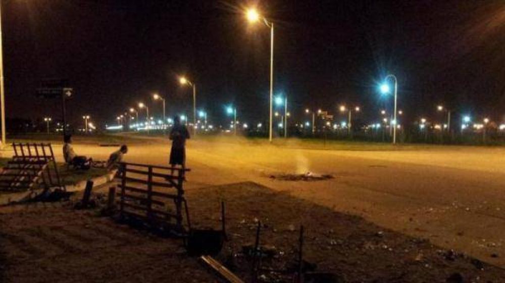 Barrio por barrio: los tucumanos pasan la noche en vela y armados