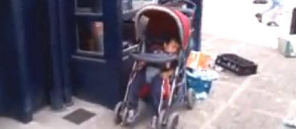 Abandonaron a un beb� en el cochecito para irse a saquear