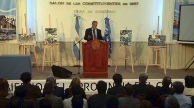 Buzzi firm� el decreto de derecho a voto en las Comunas Rurales