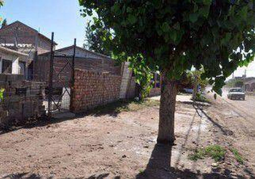 Desde una moto le dispararon a un adolescente en la puerta de su casa 