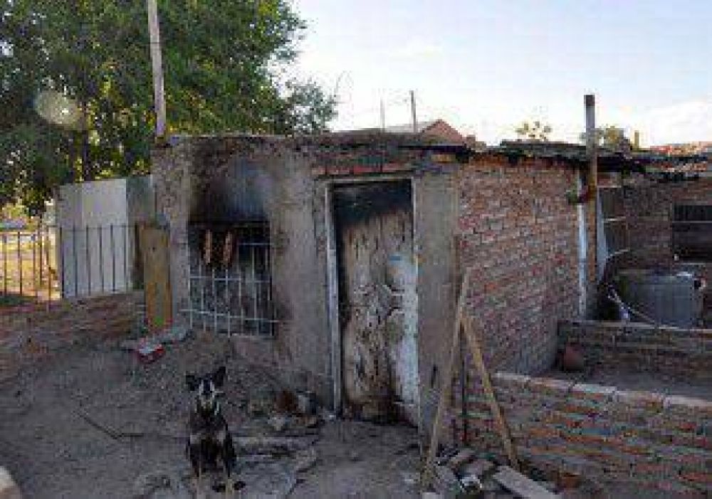 Un hombre fue quemado mientras dorm�a en su peque�a vivienda 