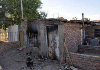 Un hombre fue quemado mientras dorm�a en su peque�a vivienda 