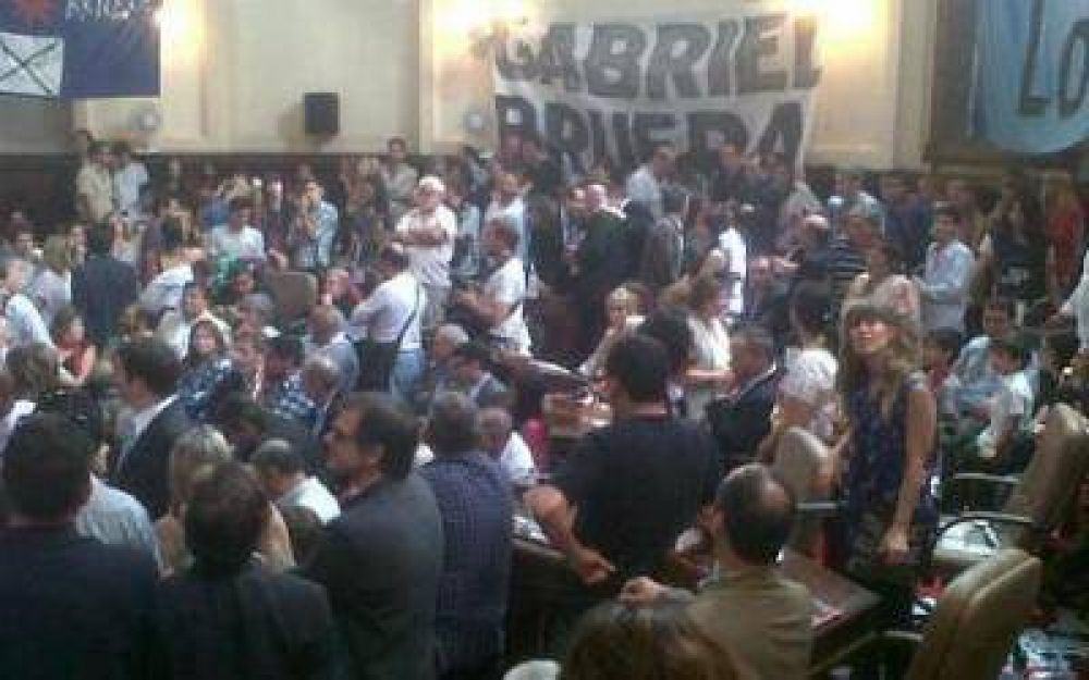 Incidentes y trompadas durante el acto de jura de concejales en el HCD de La Plata