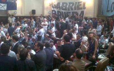 Incidentes y trompadas durante el acto de jura de concejales en el HCD de La Plata