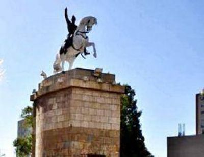Ins�lita nueva "pintada" en el Monumento a San Mart�n...