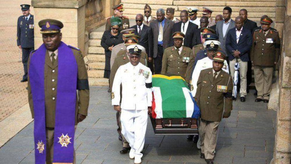 Los restos de Mandela arribaron a la capilla ardiente en Pretoria