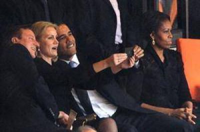 Barack Obama se saca una autofoto en el funeral de Nelson Mandela