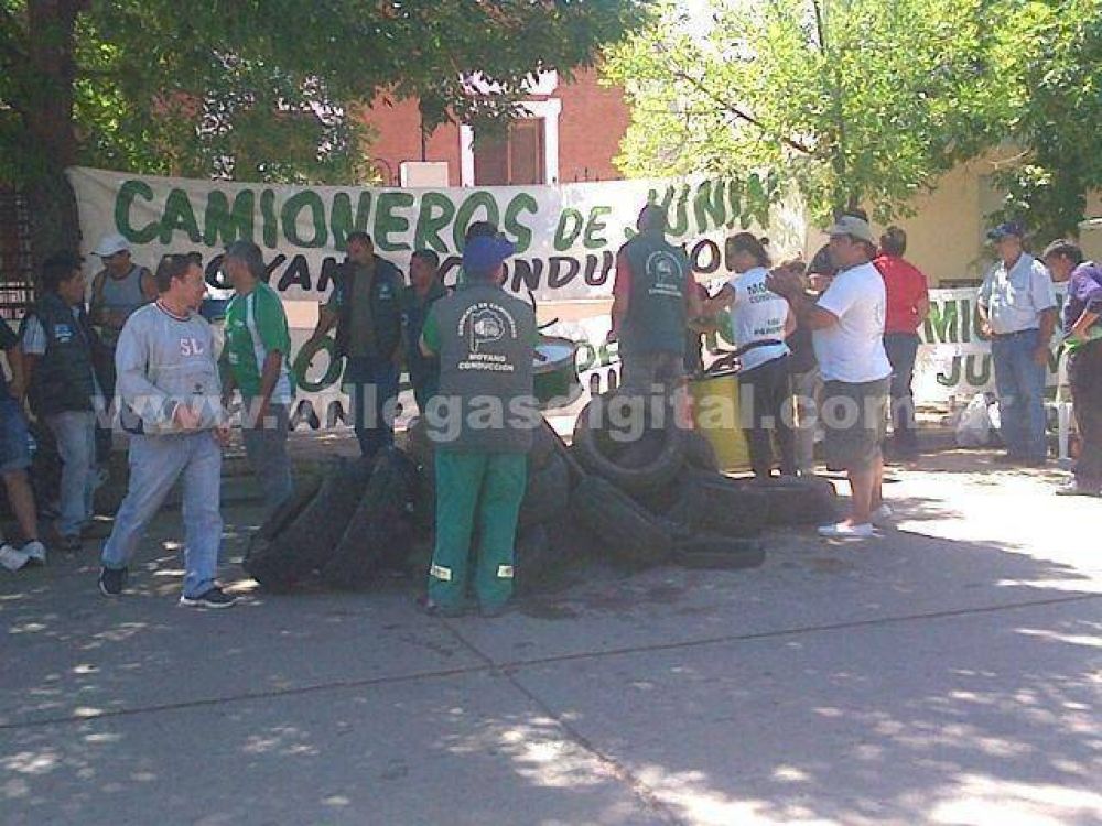 Protesta de camioneros por el despido de un chofer