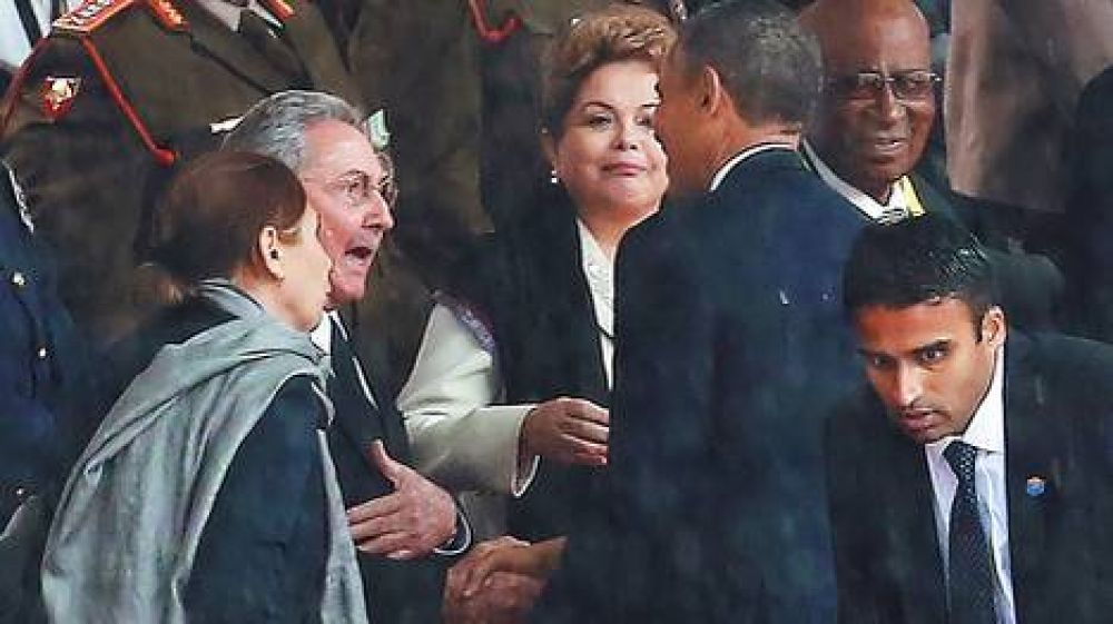 Un sugestivo saludo de Obama a Castro en el funeral de Mandela