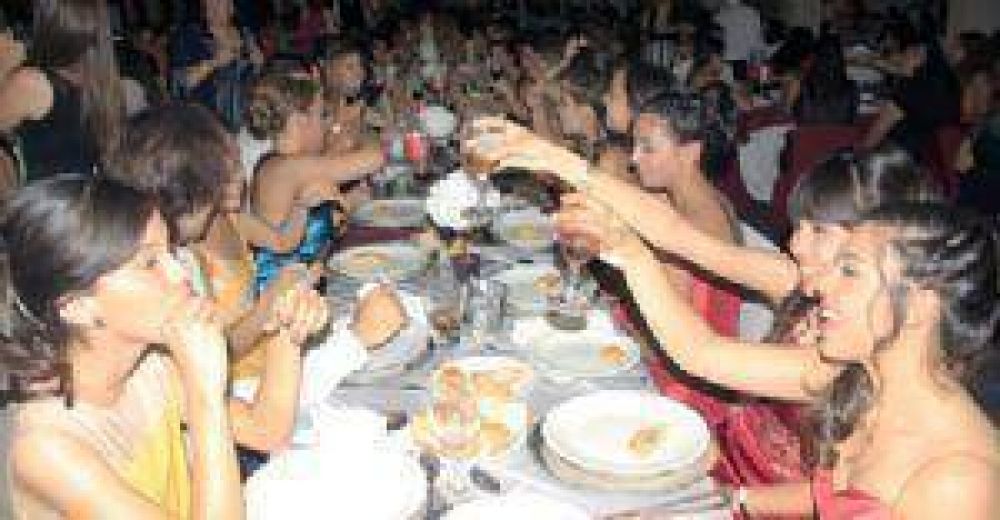 Con mucho esfuerzo, final feliz para los egresados de la Escuela de Comercio