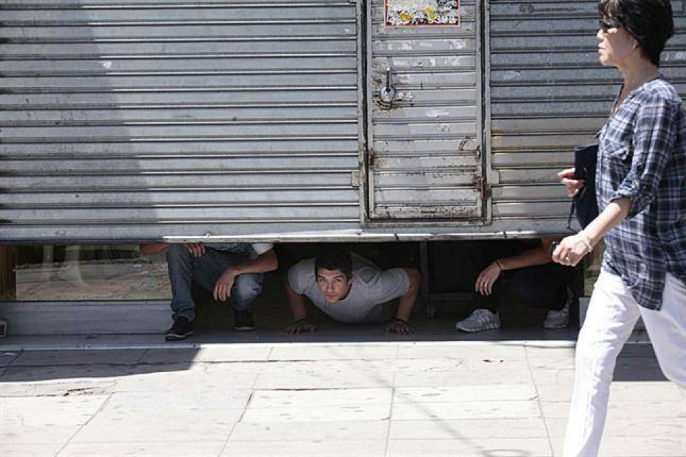 Flores: la polic�a metropolitana desaloj� a los manteros de Avellaneda con balas de goma