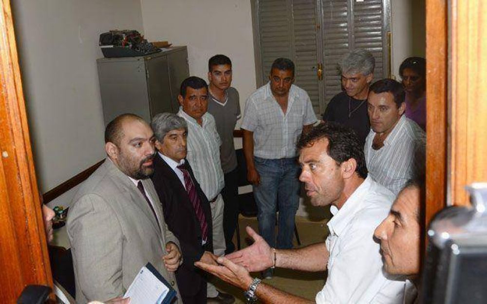 El ministro Villalva baj� a hablar con los polic�as acuartelados: habr�an renunciado el jefe Baudaux y el subjefe Mart�nez