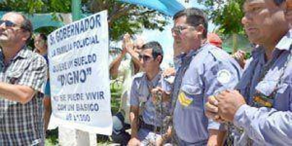 Ya son tres los encadenados en el reclamo de los polic�as en Clorinda