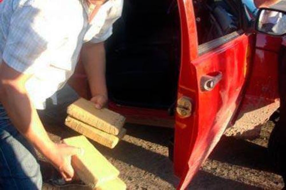 En control vehicular secuestran 65 kilos de marihuana
