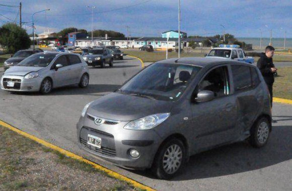 Choque sobre la rotonda del avi�n gener� un caos vehicular