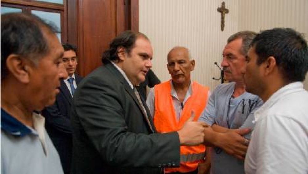 Violento reclamo de estatales en demanda de mejoras salariales