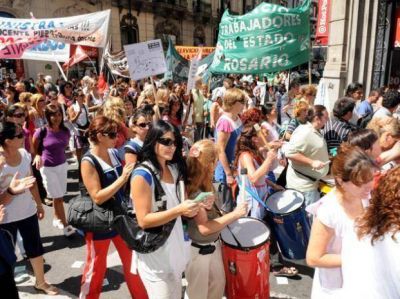 Docentes y estatales se movilizan en Rosario por el doble aguinaldo