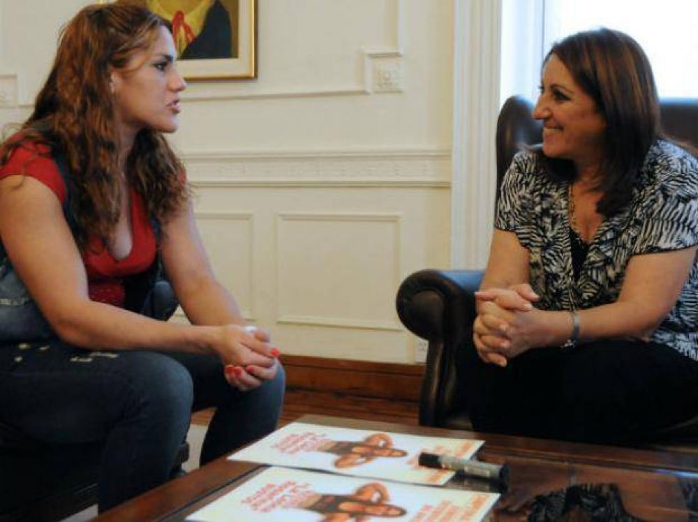 Fein recibi� a la boxeadora Victoria Bustos, campeona sudamericana de la FIB