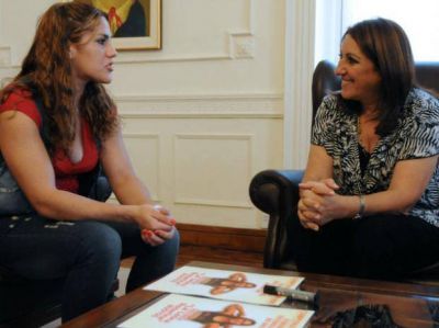Fein recibi� a la boxeadora Victoria Bustos, campeona sudamericana de la FIB