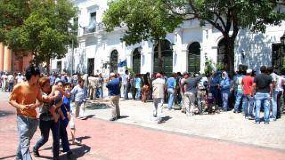 Varios polic�as fueron agredidos en Casa de Gobierno