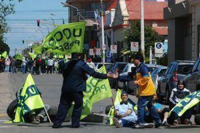 DESOCUPADOS DE LA UOCRA RECLAMAN TRABAJO EN UN PARORAMA TENSO