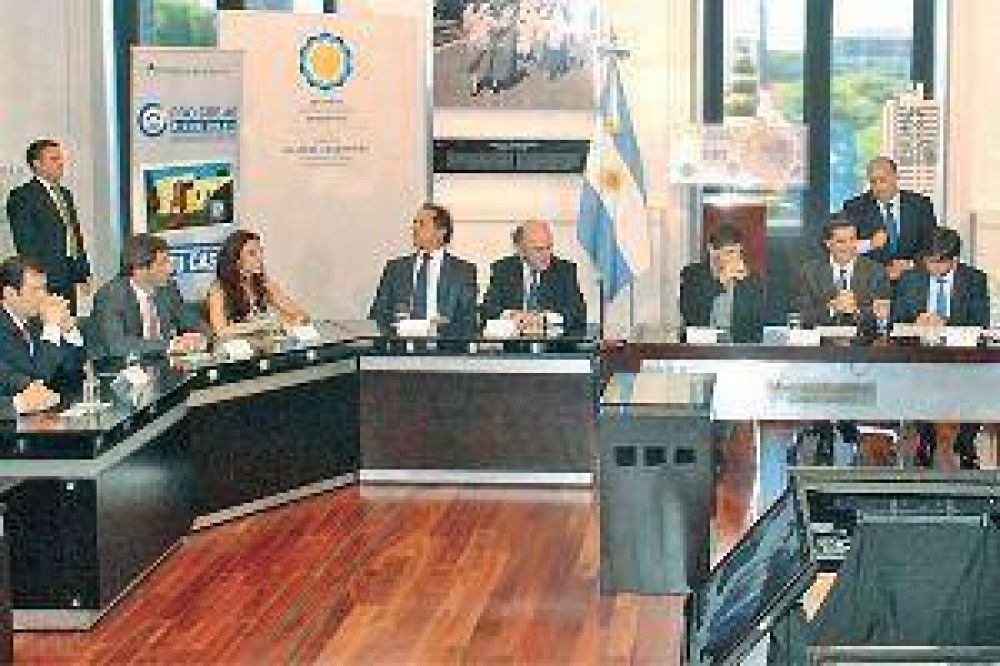 La gobernadora firm� convenio por cr�ditos para viviendas del Procrear