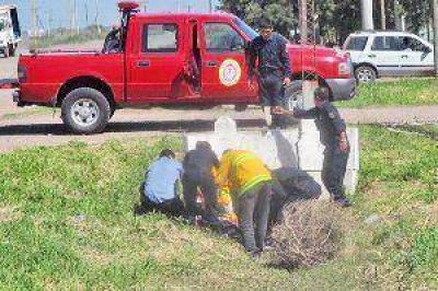 Triste fin de un adolescente motociclista al estrellarse contra una alcantarilla
