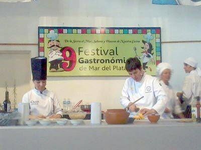 Ya est marcha el Festival Gastronmico y hoy cortan y comparten el Sper Alfajor