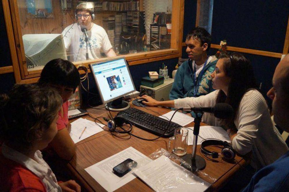 Alumnos del CET comenzaron su programa de radio