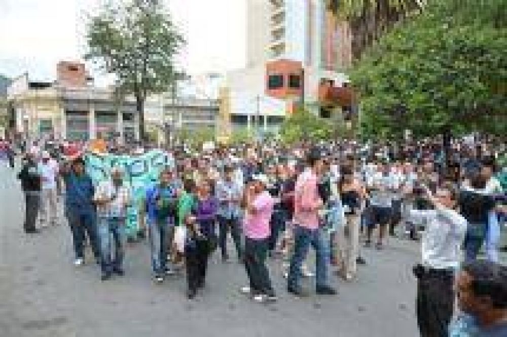 Un grupo reducido de polic�as no acept� la propuesta salarial del Gobierno y seguir� de paro
