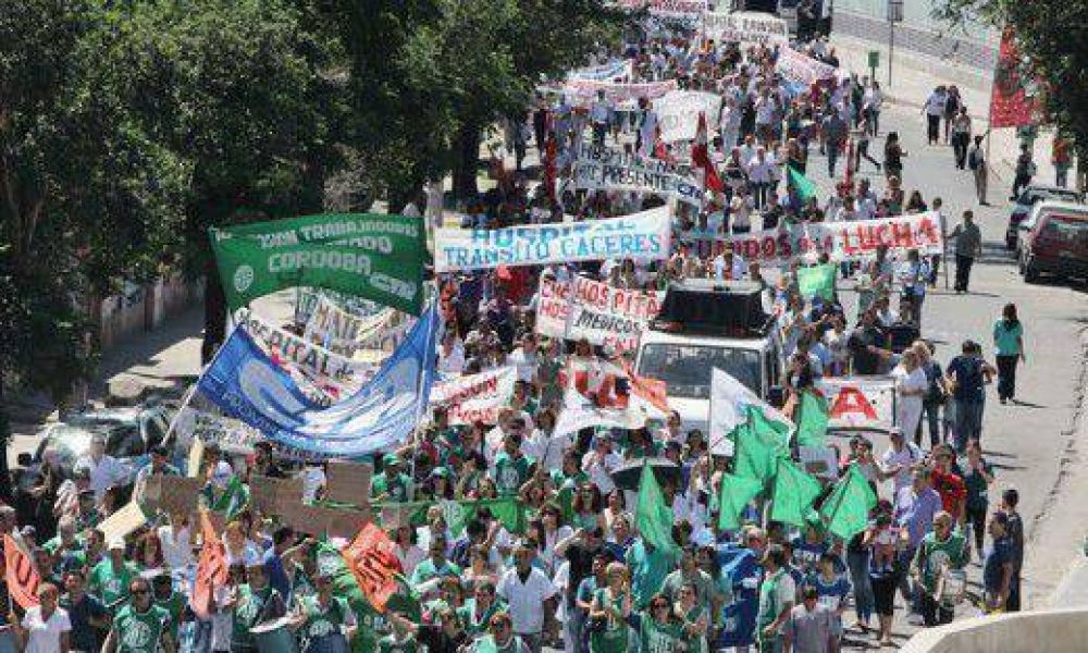 Casi la totalidad de los gremios estatales reclamaron ayer mejoras salariales
