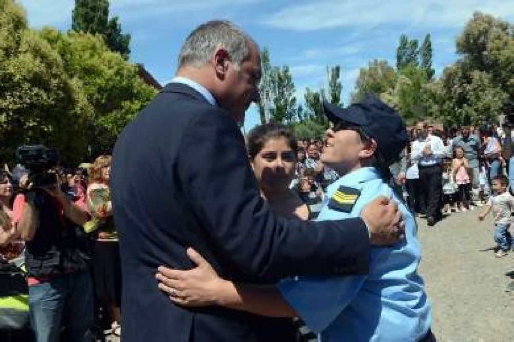Buzzi destac� el compromiso de la Polic�a y confirm� el incremento salarial