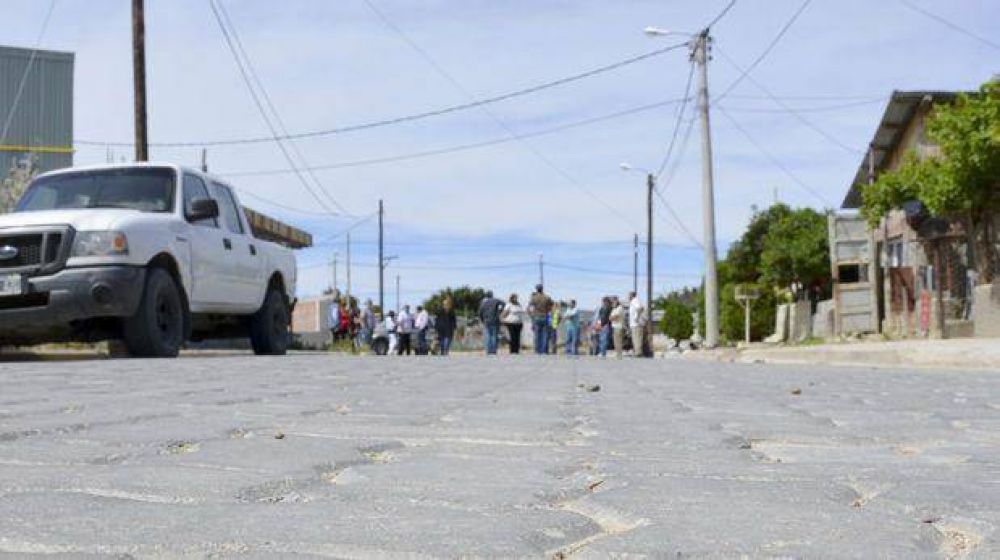 Inauguraron cinco cuadras de intertrabado en Presidente Ort�z