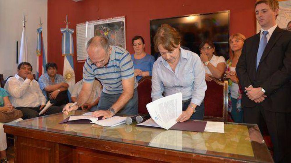 Paran�: Osuna present� un plan de regularizaci�n del personal municipal	 