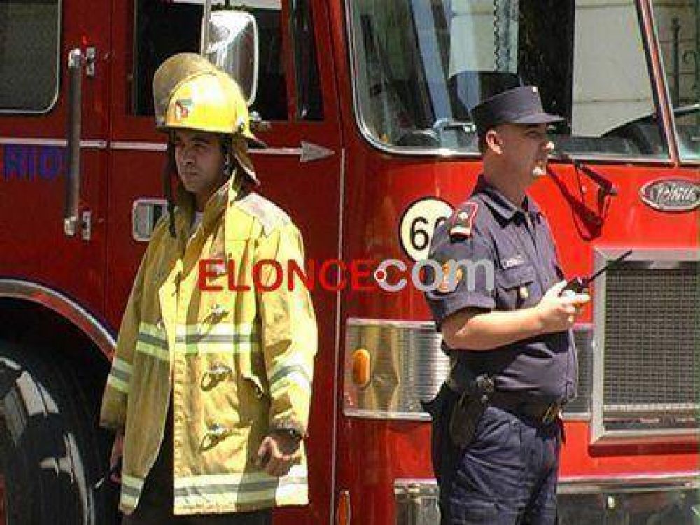 Un importante incendio afect� a tres comercios en el centro de Paran� 