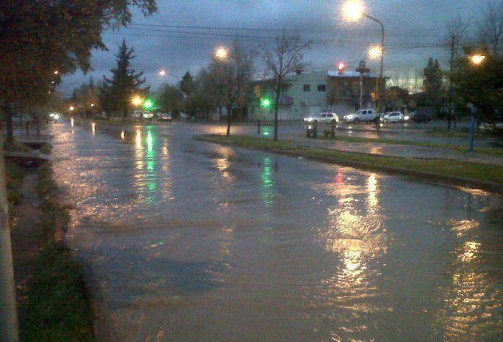 Calles anegadas, cortes de luz y alerta por inundaciones, el saldo de la tormenta en Mendoza
