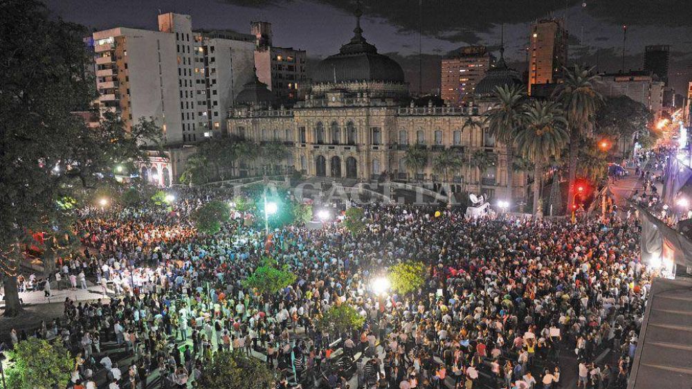 Una multitud grit� su hartazgo por el caos