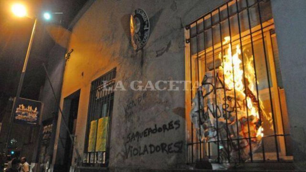 Escracharon una comisar�a, una concesionaria de Alperovich y Canal 8