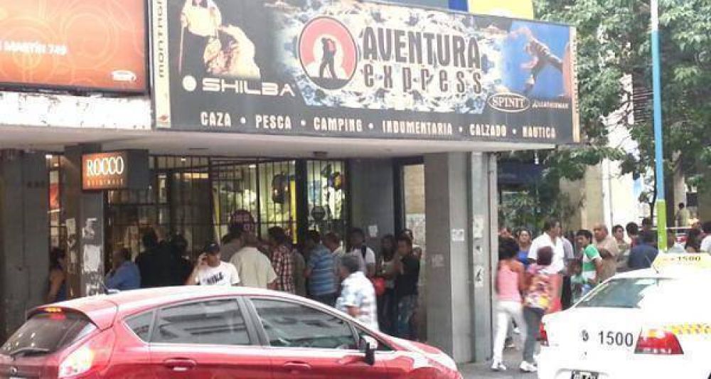 Esto nos deja la d�cada ganada de Alperovich: largas colas de tucumanos comprando armas para defenderse