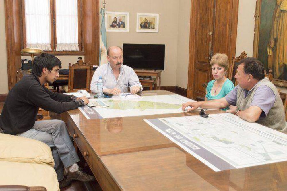 Inza recibi� a la comisi�n de Villa Piazza Centro