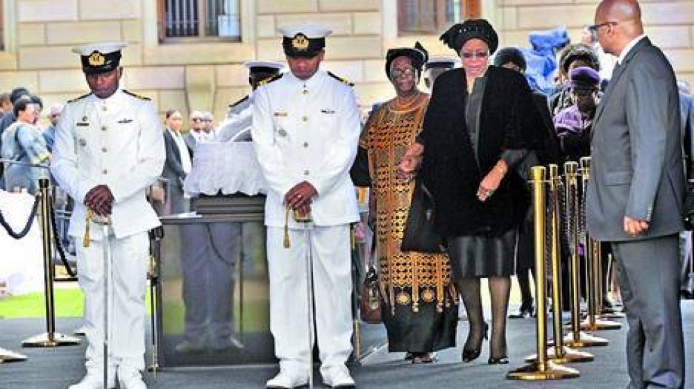 Miles de personas despiden a Mandela en la sede del gobierno