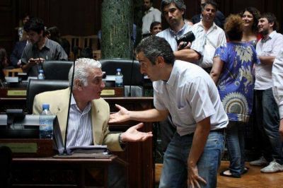 Larroque baj� a la Legislatura para disciplinar al bloque K