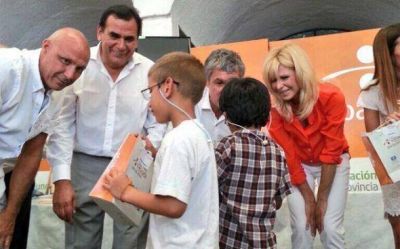 Karina Rabolini entreg� lentes a alumnos de una escuela de Pilar