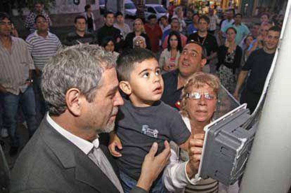 El intendente inaugur� nuevas luminarias en Gerli