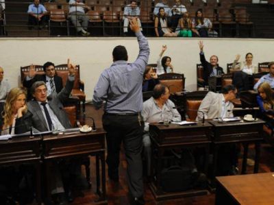 Entre insultos y acusaciones, el Concejo aprob� la suba del boleto