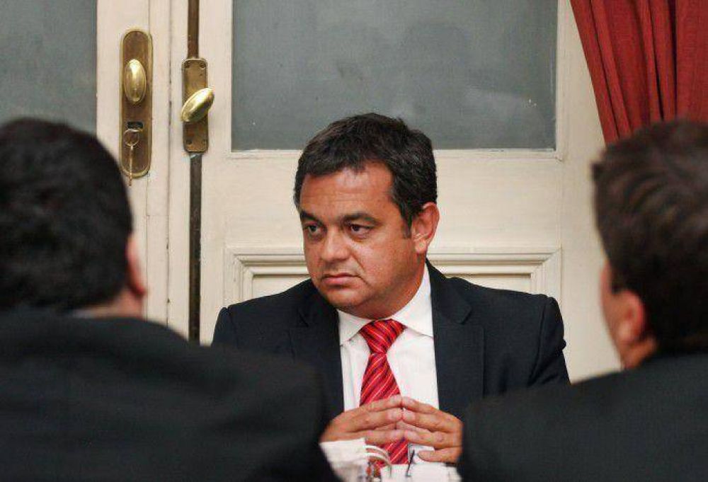Aranda defendi� el decreto y neg� que los efectivos tengan que hacer �horas extras� para cobrar los $8.500