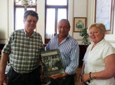 Cooperativa ALFA entreg� libro sobre su historia al Intendente