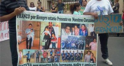 Familiares de Mayorga contin�an manifest�ndose frente al Juzgado
